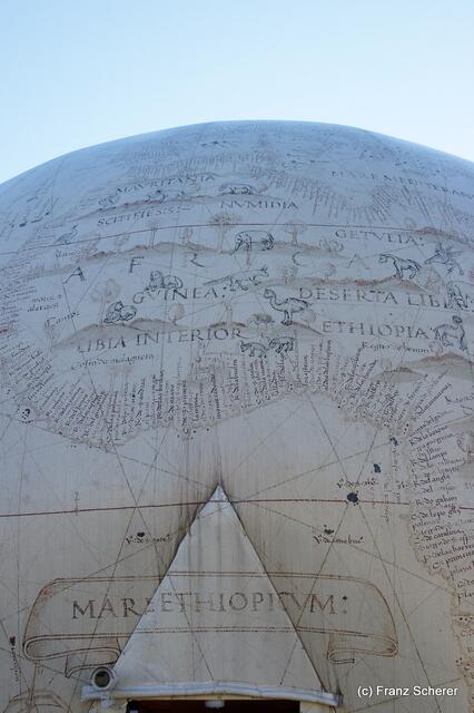 Das Mercateum in Königsbrunn. 2045 x 850 mm misst die Originalkarte, die der Kosmograph Diego Ribero im Jahr 1529 zeichnete, welche in einem einmaligen Verfahren durch die 260-fache Vergrößerung die Außenhaut des Mecateums bildet.