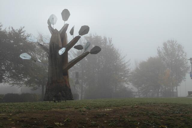 Am Lauterbach tritt die Holzskulptur gespenstisch und beklemmend aus der Nebelwand hervor.