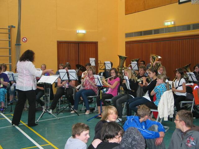 Simone Möckl mit ihrem "Orchester" und flotte Mädels beim "Dankeschönfest" der Mittelschule im Mai 2011.