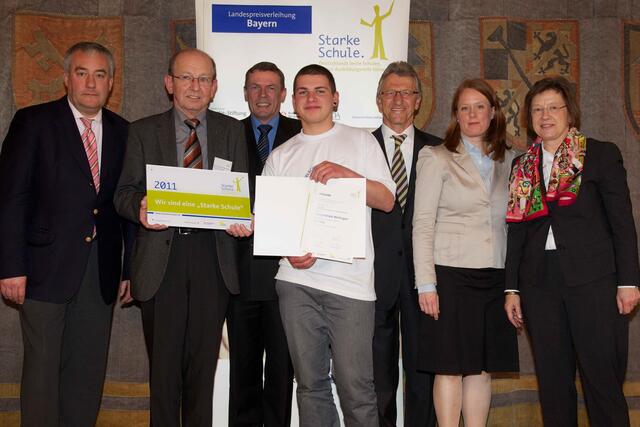 Schulleiter Bernhard Berchtenbreiter nahm mit Schülersprecher Maximilian Peter von Kultusminister Dr. Ludwig Spaenle (links) die Auszeichnung "Starke Schule" entgegen