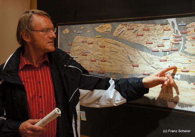 Das Mercateum in Königsbrunn. Kulturwissenschaftler Dr. Dr. Wolfgang Knabe zeigt an der Castorius-Karte Wege von der Iberischen Halbinsel nach Augusta Vindelicorum, heute Augsburg