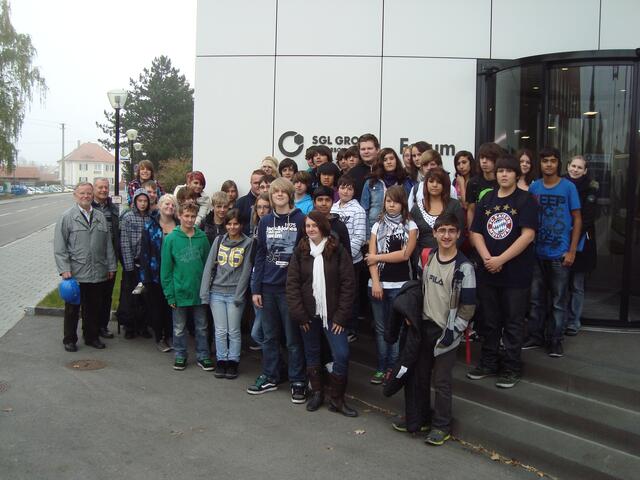 Die Klassen 8a und 8b erkundeten die SGL-Group in Meitingen, sachkundig geführt von Dr. Jürgen Künzel und Mathias Unger (links).
