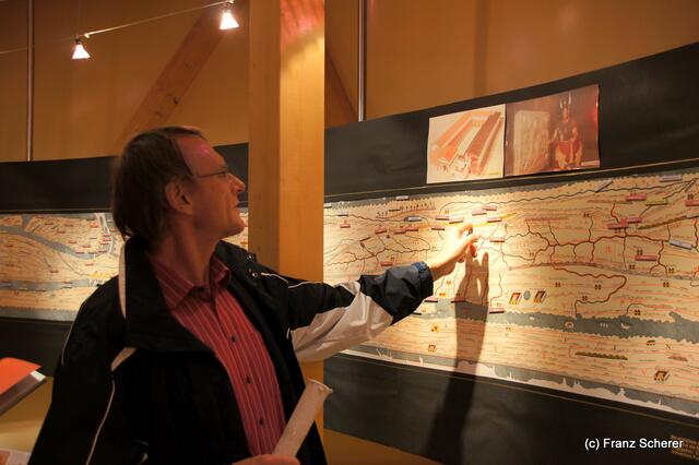 Das Mercateum in Königsbrunn. Auf fünf Ebenen werden die Stationen des Welthandes dokumentiert. Kulturwissenschaftler Dr. Dr. Wolfgang Knabe zeigt an der Castorius-Karte den Standort Königsbrunn, die damalige Straßenstation „ad novas"