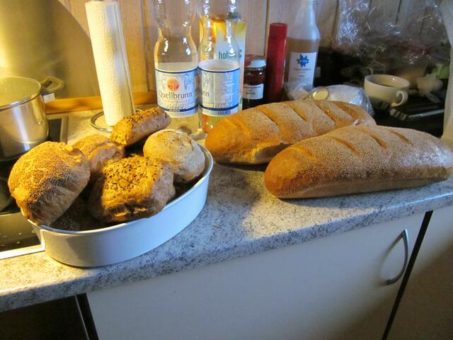 mit leckerem Brot und Brötchen