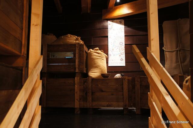 Das Mercateum in Königsbrunn. Auf fünf Ebenen werden die Stationen des Welthandels dokumentiert. Authentisch wirkt der Aufgang in ein nachgebildetes Schiffsdeck eines Charterschiffs