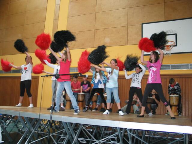Simone Möckl mit ihrem "Orchester" und flotte Mädels beim "Dankeschönfest" der Mittelschule im Mai 2011.