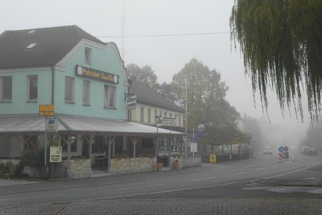 Grau in grau zeigt sich die Bahnhofstraße von Bad Staffelstein.
