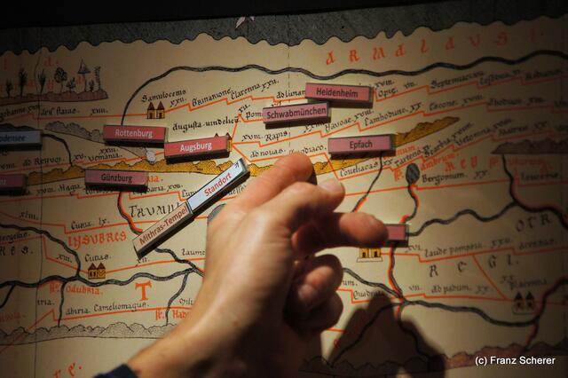 Das Mercateum in Königsbrunn. Kulturwissenschaftler Dr. Dr. Wolfgang Knabe zeigt an der Castorius-Karte die über  Augsburg, Königsbrunn und Epfach führende Via Claudia