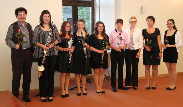 Aus der Klarinettenklasse von Heike Mayr-Hof ( 3. von rechts) konzertierten die "Jungen Künstler" v. r. Maria Dietrich, Theresa Ackermann, Julian Beutmiller, Tanja Gerblinger, Franziska Mayr, Lisa Heim & Miriam Wiedemann im Festasaal des Schlosses. Am Klavier begleitete Wolfgang Kraemer.