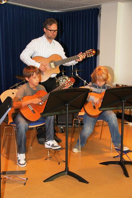 Siegfreid Bartos mit seinen Schülern Moritz und Marvin (v. l.) beim Vorspiel mit Gitarre.