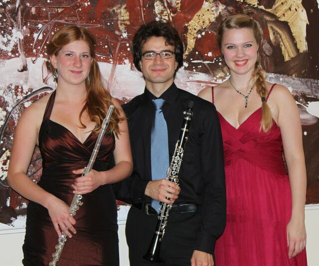 Das "Juwel-Trio" mit v. l. Elisabeth Wentland - Flöte, Andreas Lipp - Klarinette & Julia Rinderle - Klavier, konzertierte im Oktober im Festsaal des Wertinger Schlosses.