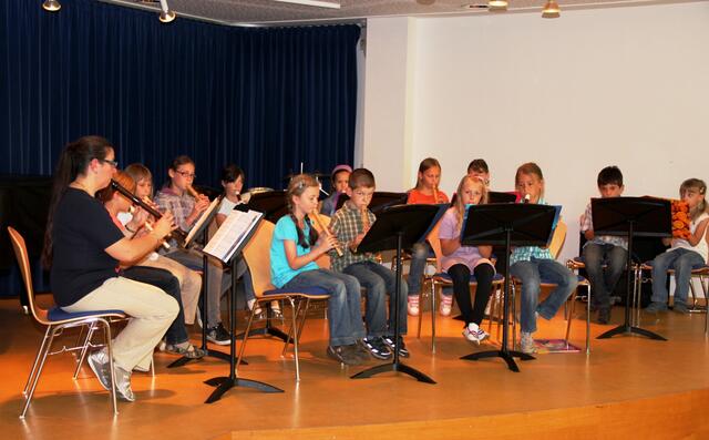 Beim "Tag der offenen Tür" zum 30-jährigen Jubiläum der Musikschule Wertingen spielte der Blockflötenspielkreis unter der Leitung von Karolina Wörle.