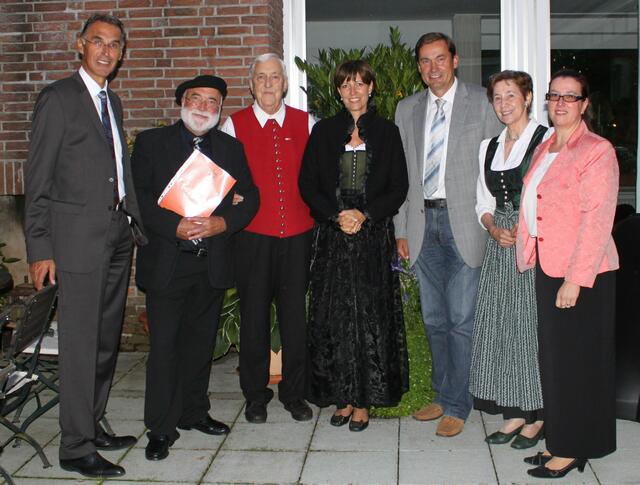 Musikdirektor Manfred-Andreas Lipp (2. von links) und Verwaltungsleiterin Karolina Wörle (rechts) nahmen die Förderung der Kulturstiftung "Klingendes Schwaben" in Form eines Geldpreises entgegen.
