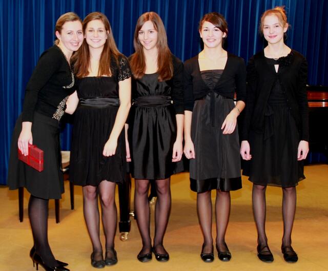 Mit einem Neujahrskonzert unter dem Motto "Junge Künstler" startete die Musikschule Wertingen in Jubiläumsjahr 2011. Es spielten v. r. Magdalena Ferstl, Annika Miller, Stefanie Burkart & Anna-Lena Neukirchner aus der Klarinettenklasse von Manfred-Andreas Lipp. Am Klavier begleitete Elena Rahelis (links).