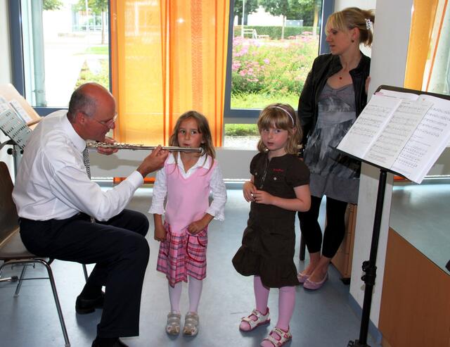 Ob da wohl schon ein Tönchen erklingt? Beim "Tag der offenen Tür" gab es für alle Besucher die Möglichkeit die verschiedensten Musikinstrumente auszuprobieren. Hier versucht sich gerade eine junge Dame an der Querflöte unter der Anleitung von Musiklehrer Mihail Maxim.