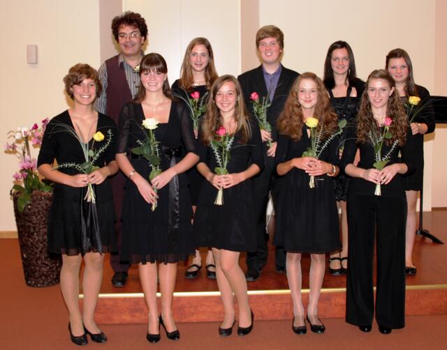 "Junge Künstler" - Konzert am 3. Oktober mit v. l. Andrea Gerblinger - Trompete, Wolfgang Kraemer (Klavierbegleiter), Katharina Briegel - Trompete, Sophia Dietrich - Oboe, Anna-Lena Mader - Fagott, Julian Rößner - Posaune, Magdalena Ferst - Klarinette, Larissa von Ganski - Baritonsaxofon, Franziska Mayr - Klarinette & Sonja Kalnin - Altsaxofon in der "guten Stube Wertingens", dem Festsaal im Schloss.