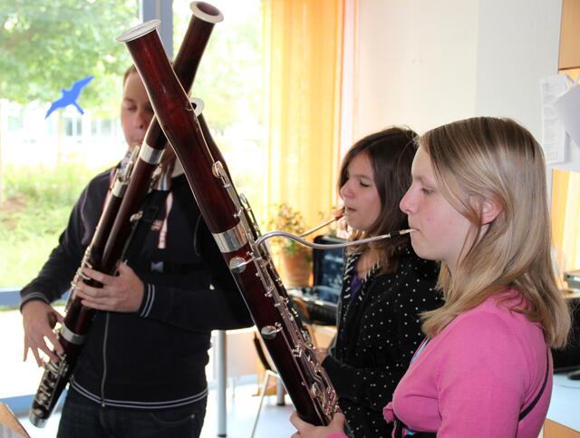 Susanna und Marie demonstrierten zusammen mit ihrem Lehrer Sebastian Hägele (v. r.) Unterricht auf dem Fagott.