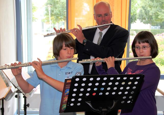 Mit seinen Schülern Johannes und Jasmin spielte Musiklehrer Mihail Maxim auf der Querflöte für die Besucher.