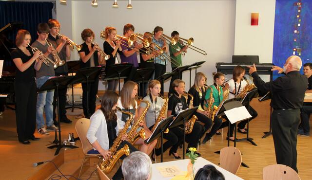 Die ReGy-Bigband unter der Leitung von Manfred-Andreas Lipp beschloss den Konzertreigen im Saal der Musikschule Wertingen beim "Tag der offenen Tür".