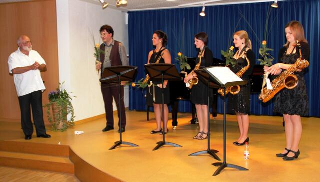 Musikdirektor Manfred-Andreas Lipp bedankte sich bei Wolfgang Kraemer (Klavierbegeleitung) und den Saxofonschülerinnen v. l. Viktoria Wörle, Eva Sing, Melanie Weschta & Larissa von Ganski für ein gelungenes Konzert unter dem Motto "Junge Künstler".