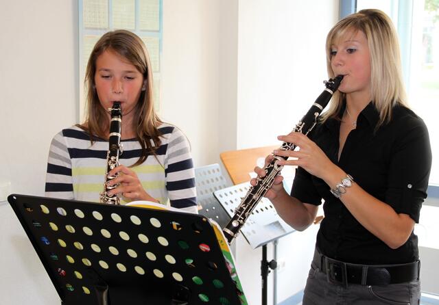 Sabrina Müller (rechts) mit ihrer Schülerin Klara beim Schnupperunterricht für Klarinette.