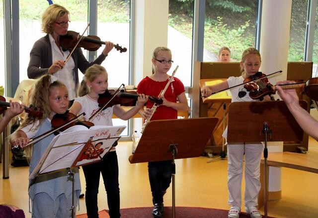 Geigenunterricht, der ab diesem Schuljahr wieder an der Musikschule Wertingen angeboten wird, erfreute sich beim "Tag der offenen Tür" großer Beliebtheit.