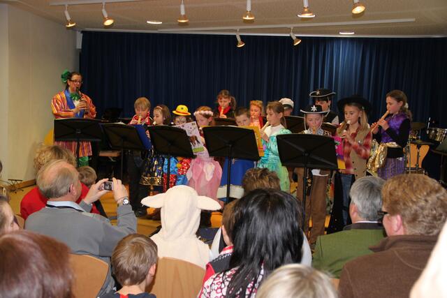 Ein Höhepunkt im Konzertreigen der Musikschule Wertingen ist das traditionelle Faschingskonzert im Konzertsaal der Musikschule.