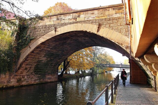 Die Sichtachse vom Uferweg am Ludwigskanal auf die Obere sowie im Hintergrund auf die Untere Brücke