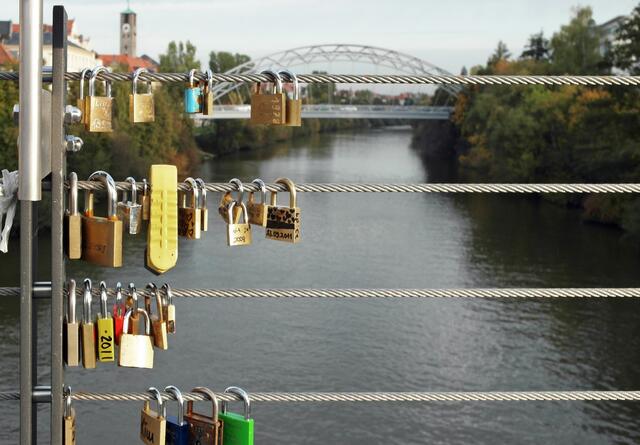 Um zu vermeiden, dass  durch die Liebesschlösser an der Kettenbrücke  Korrosion  entsteht, wird derzeit nach einer Problemlösung gesucht. (Im Hintergrund der Main-Donau-Kanal und die Luitpoldbrücke)