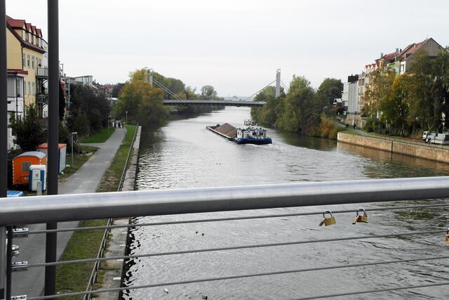 Sichtachse von der Kettenbrücke über den Main-Donau-Kanal zur Löwenbrücke