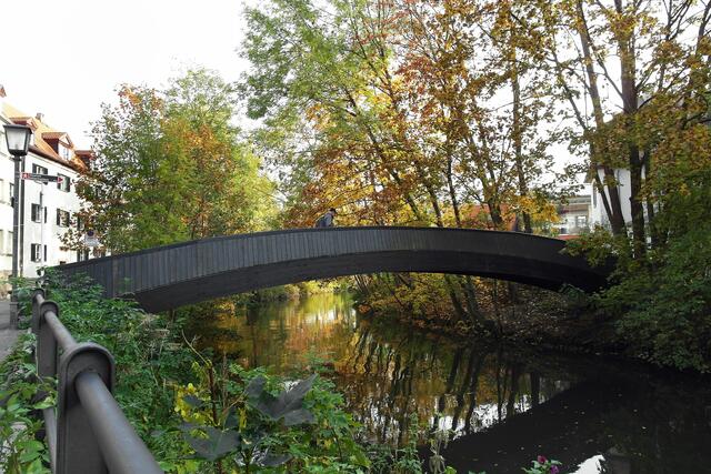 Der Brückensteg führt über den Ludwigskanal von der Straße "Am Kanal" (links) zum Schloss Geyerswörth.