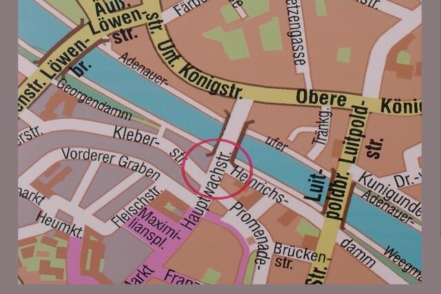 Der ausgestellte Stadtplan zeigt den Passanten das "Tor zur Innenstadt" und den Straßenbereich
(Kettenbrückstraße, Hauptwachstraße, Vorderer Graben und Heinrichsdamm), der neu gestaltet wird.