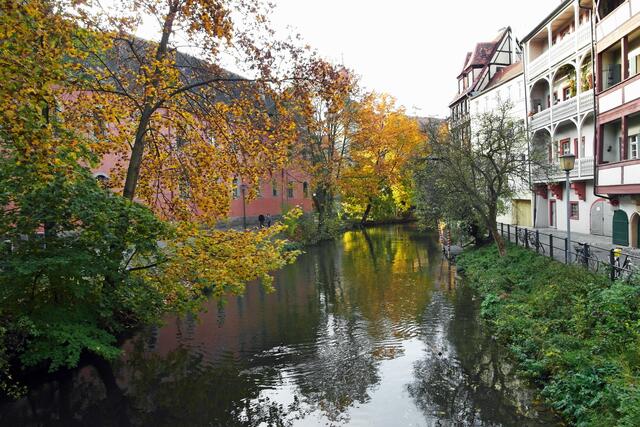 Links vom Ludwigskanal der Schlosskomplex Geyerswörth