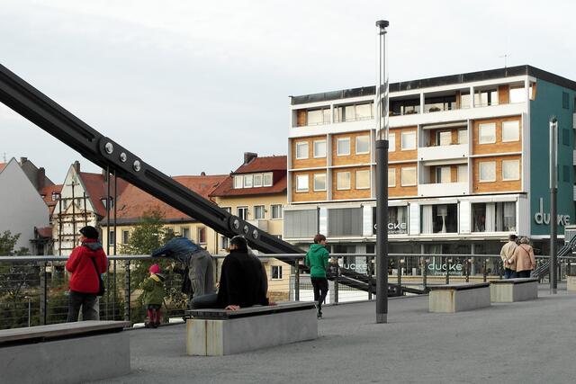 Auf der Kettenbrücke ist Schrittgeschwindigkeit der Fahrzeuge (nur Lieferverkehr, Taxen, Einsatzfahrzeuge, Nutzer der Maxplatz-Tiefgarage) vorgeschrieben, so dass sie überwiegend durch Fußgänger und Radfahrer genutzt werden kann.