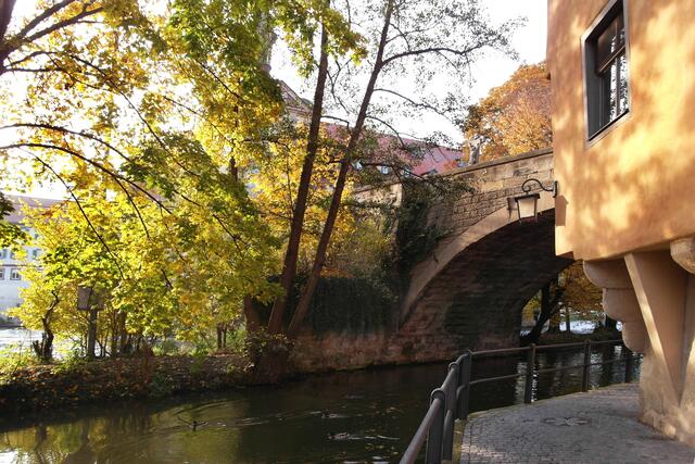 Der Uferweg führt unter der Oberen Brücke am Kanal entlang.
