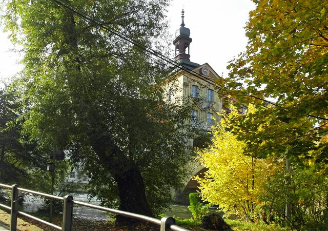 Vom Uferweg ein Blick auf das Alte Rathaus auf der Oberen Brücke