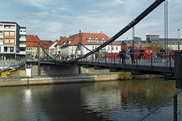 Die neue Kettenbrücke in der Seitenansicht (im Hintergrund der Stadtteil Gärtnerstadt)