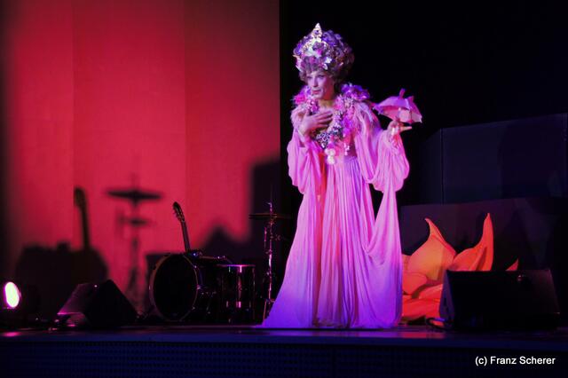 Gönn' Dir ne Auszeit - Sissi Perlinger mit neuem Programm auf Tour: Prinzessin Lillifee gibt sich die Ehre