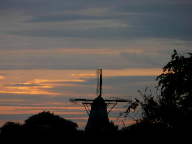 Ein kleines RÄTSEL - An welchem Flussufer steht diese Windmühle? Wie heißt sie? Welcher Windmühlentyp ist es?
