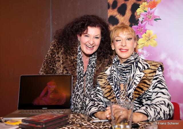 Gönn' Dir ne Auszeit - Sissi Perlinger mit neuem Programm auf Tour - Autogrammstunde nach der Show. myheimat-Reporterin Sabina Scherer (links) und Sissi Perlinger konnten sich gut leiden - auch das Outfit der Reporterin war treffend gewählt