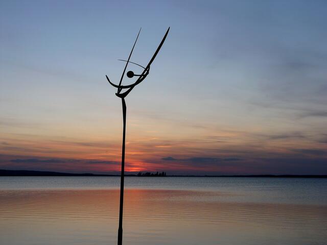 "Tanz der Winde" von Jörg Wiele - In der Ferne liegt im Sonnenuntergang die Insel Wilhelmstein.