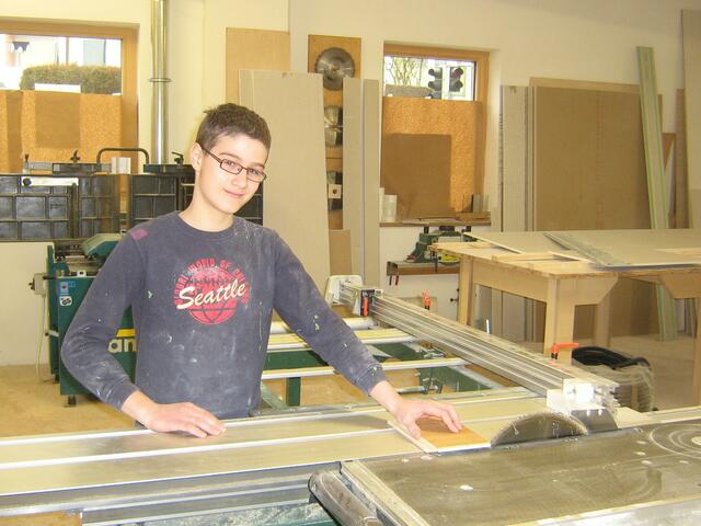 René im Betriebspraktikum als Schreiner