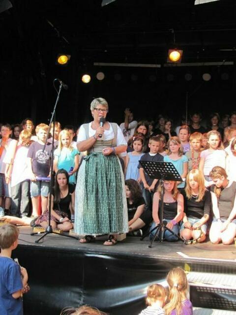 Rektorin Michaela Seifferer mit den aufgeregten "Bühnenkünstlern" auf dem Stadtfest