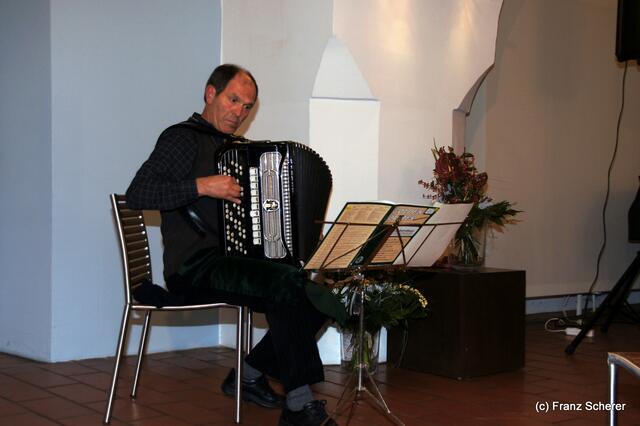 In Hülle mit Fülle. Alraunes Fest der weichen Kunst.  Wilhelm Tofimenko untermalte musikalisch den offiziellen Teil der Vernissage