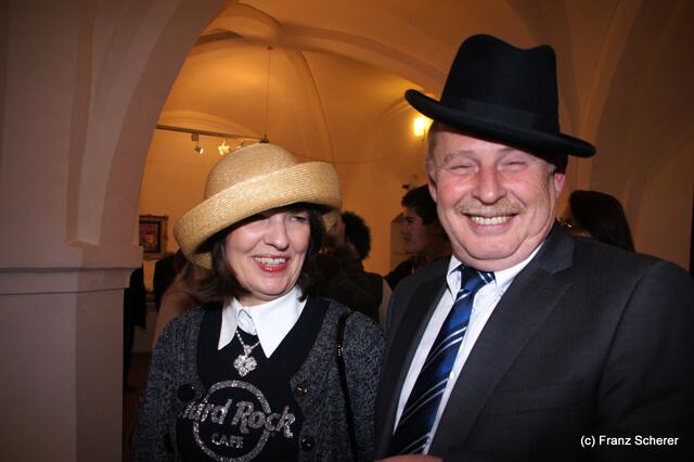 In Hülle mit Fülle. Alraunes Fest der weichen Kunst. Regine Naegele und Manfred Losinger freuen sich