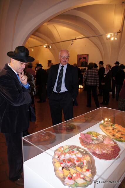 In Hülle mit Fülle. Alraunes Fest der weichen Kunst.