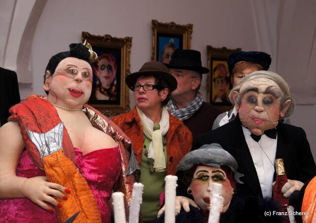 In Hülle mit Fülle. Alraunes Fest der weichen Kunst.