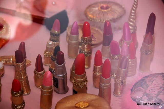 In Hülle mit Fülle. Alraunes Fest der weichen Kunst.