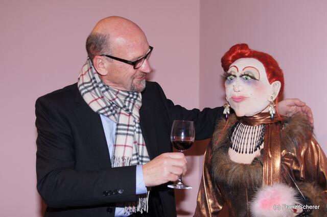 In Hülle mit Fülle. Alraunes Fest der weichen Kunst.