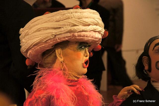 In Hülle mit Fülle. Alraunes Fest der weichen Kunst.